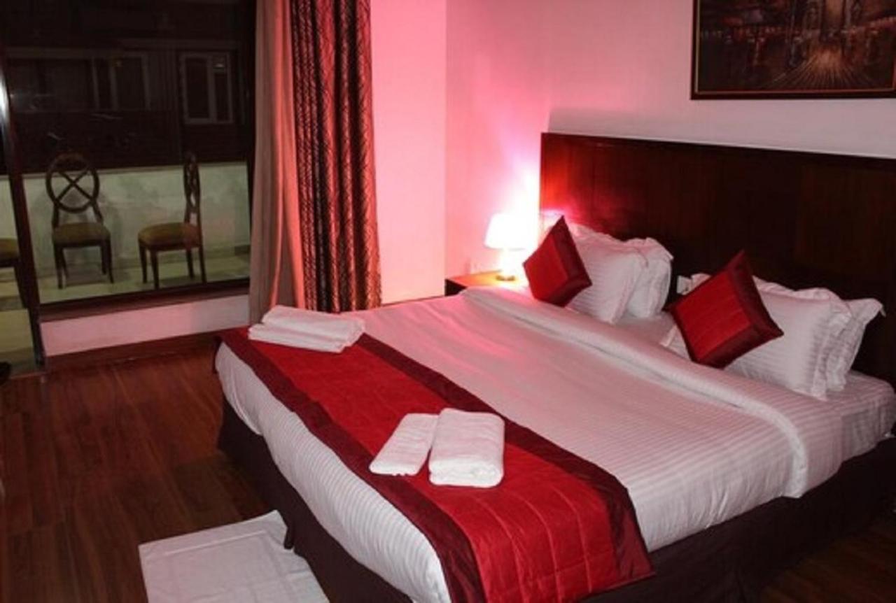 Lime Tree Hotel Sushant Lok Gurgaon Sector 29 Next To Iffco Chowk Metro Zewnętrze zdjęcie