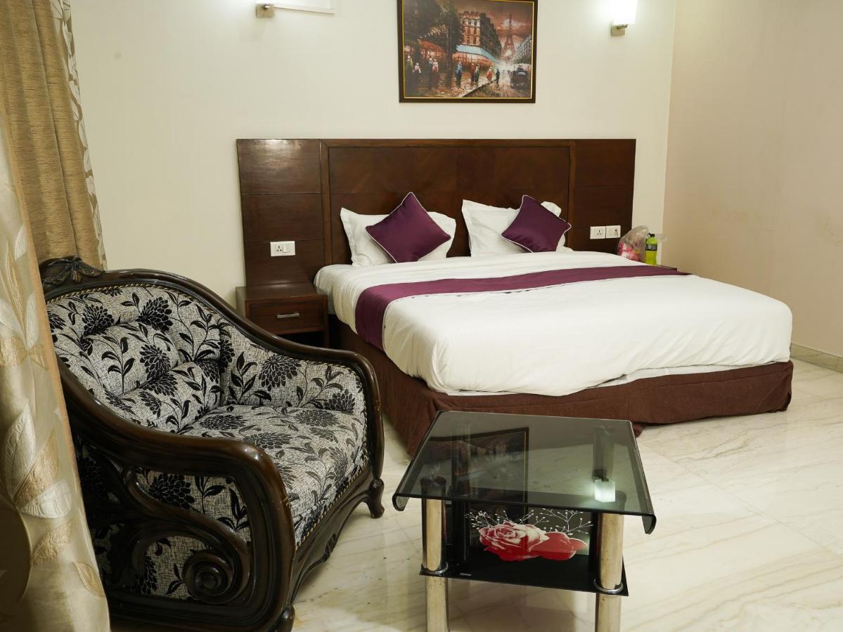 Lime Tree Hotel Sushant Lok Gurgaon Sector 29 Next To Iffco Chowk Metro Zewnętrze zdjęcie