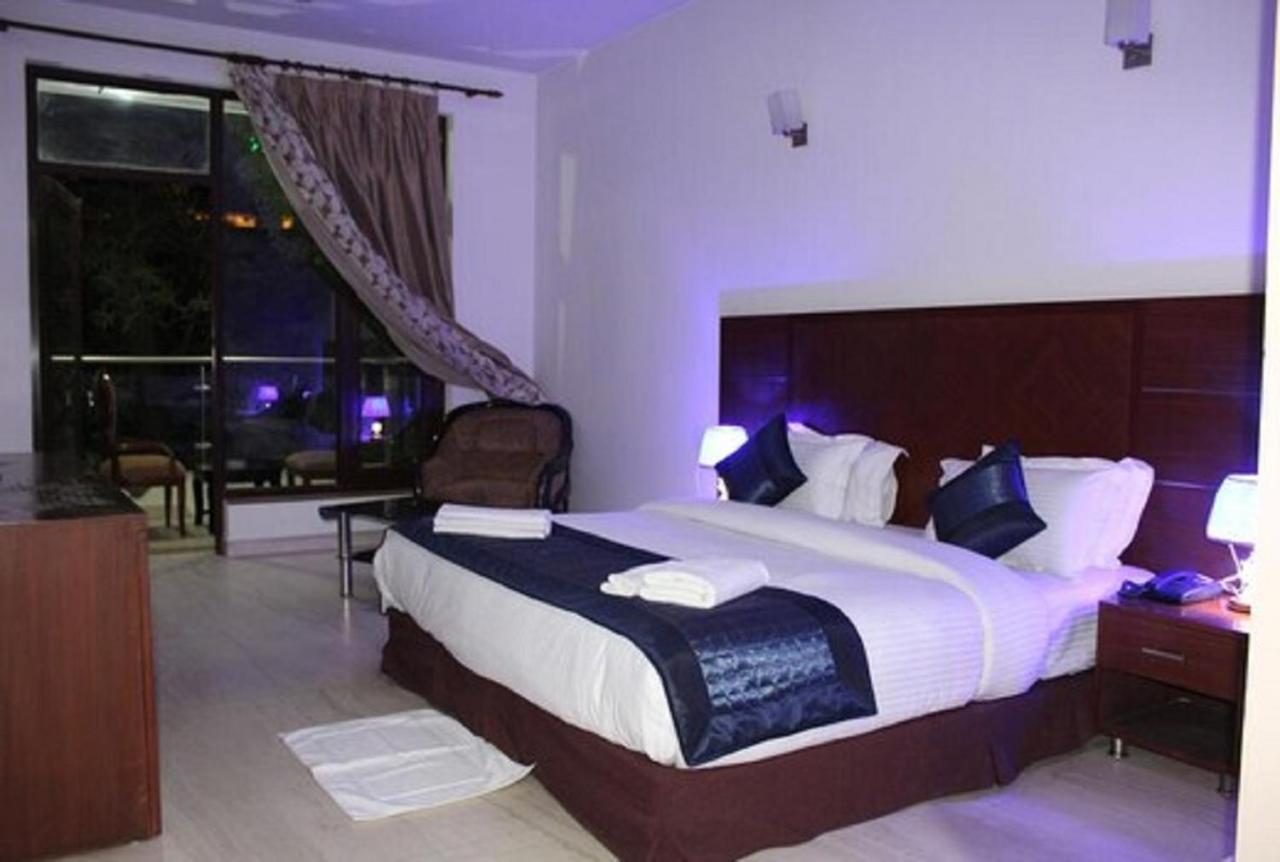 Lime Tree Hotel Sushant Lok Gurgaon Sector 29 Next To Iffco Chowk Metro Zewnętrze zdjęcie