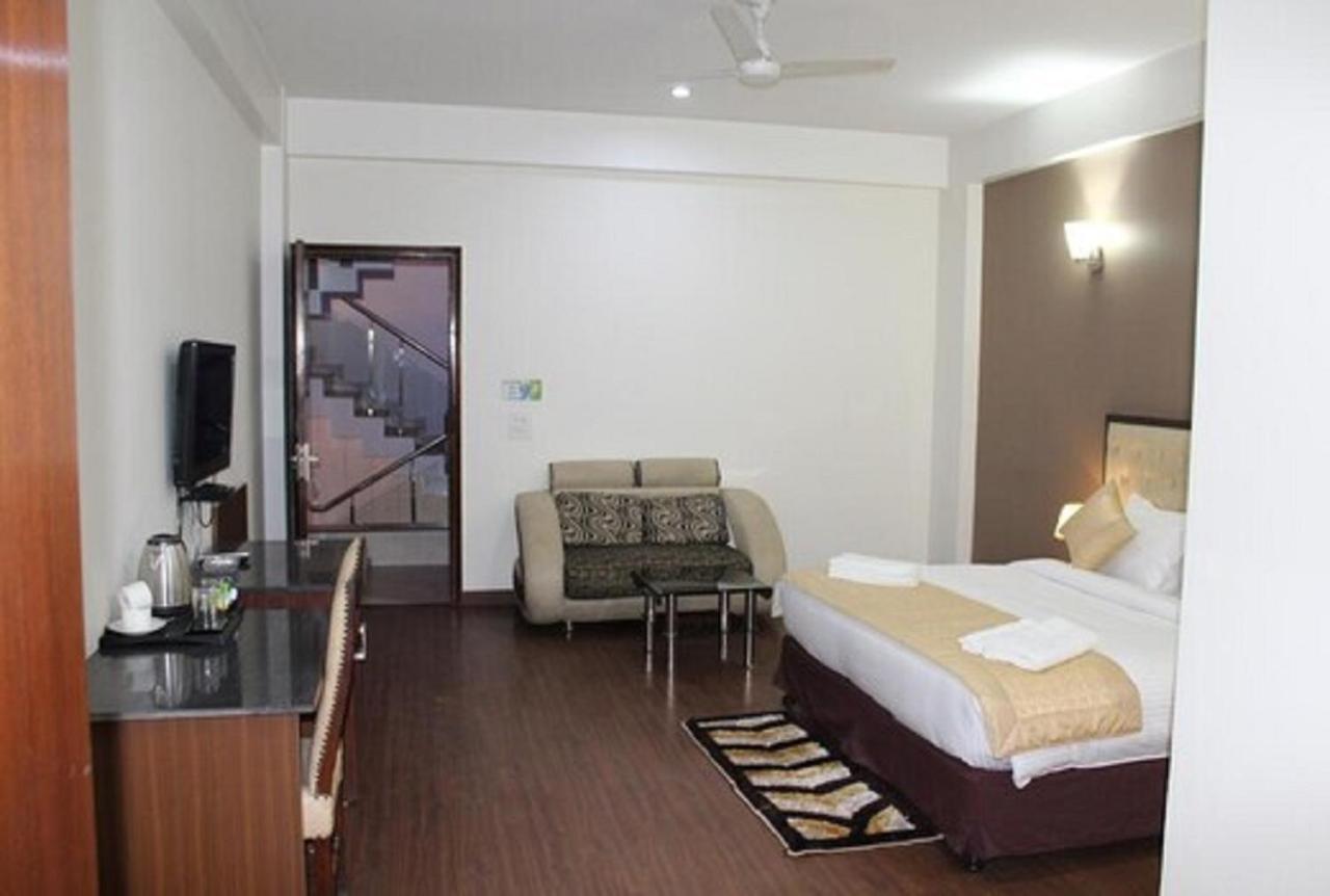 Lime Tree Hotel Sushant Lok Gurgaon Sector 29 Next To Iffco Chowk Metro Zewnętrze zdjęcie