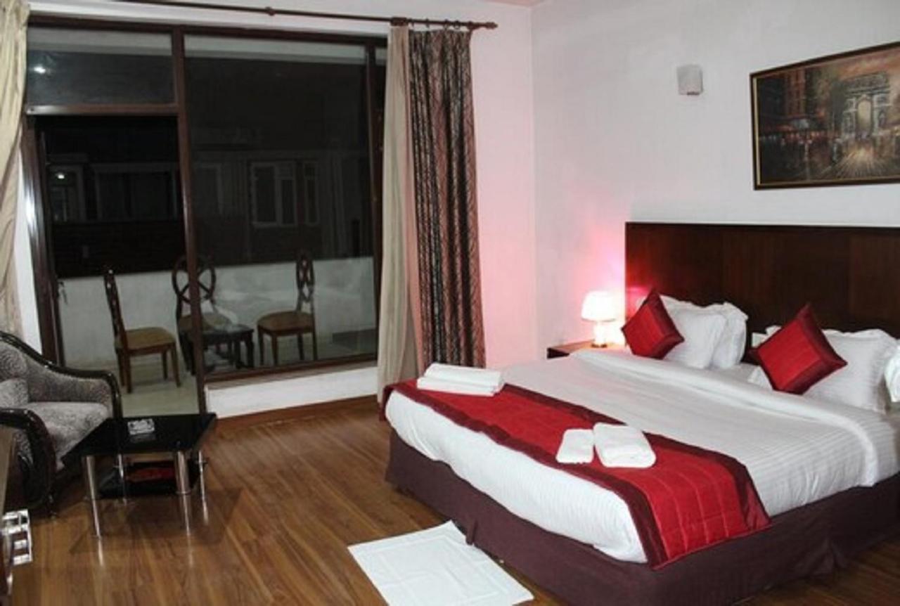 Lime Tree Hotel Sushant Lok Gurgaon Sector 29 Next To Iffco Chowk Metro Zewnętrze zdjęcie