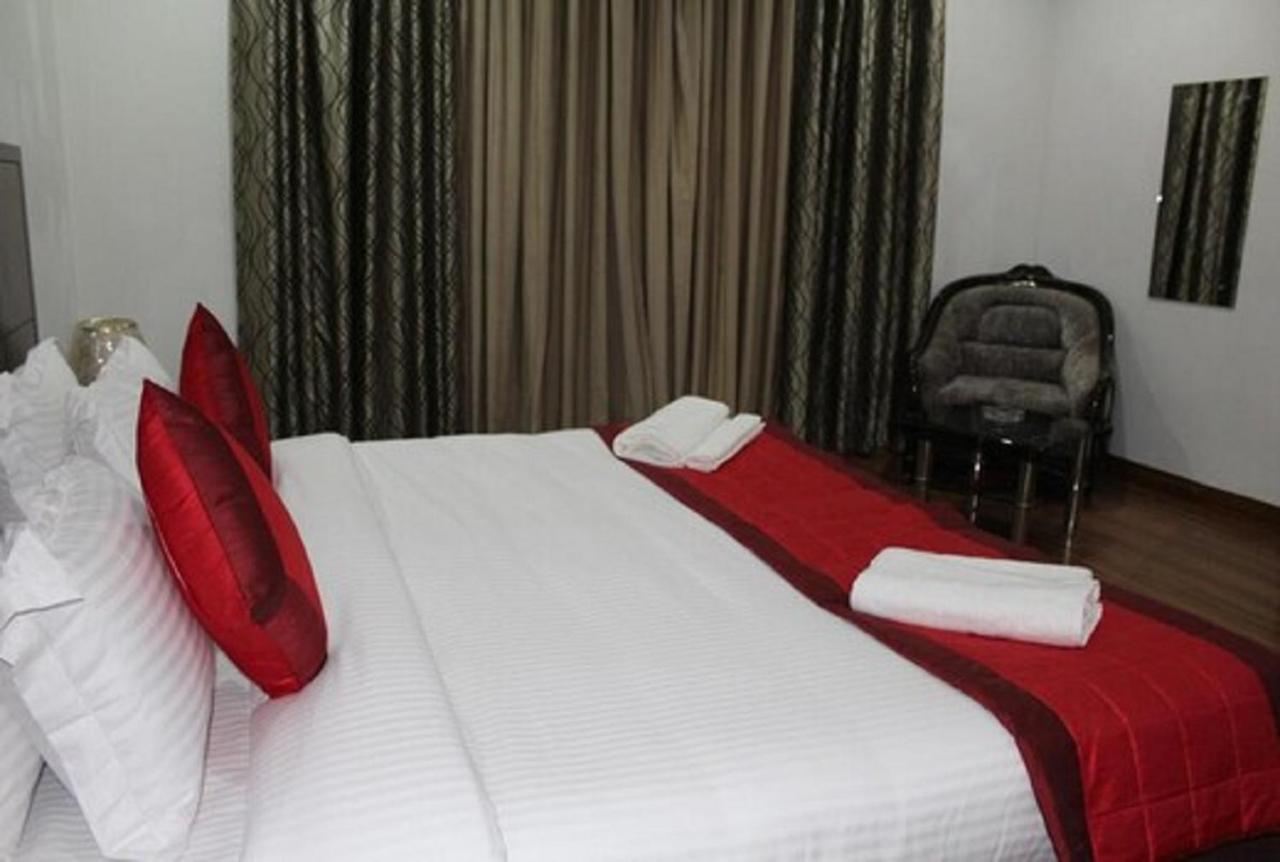 Lime Tree Hotel Sushant Lok Gurgaon Sector 29 Next To Iffco Chowk Metro Zewnętrze zdjęcie