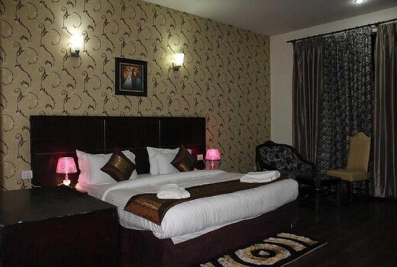 Lime Tree Hotel Sushant Lok Gurgaon Sector 29 Next To Iffco Chowk Metro Zewnętrze zdjęcie