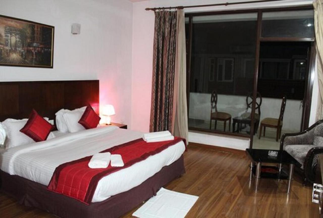 Lime Tree Hotel Sushant Lok Gurgaon Sector 29 Next To Iffco Chowk Metro Zewnętrze zdjęcie
